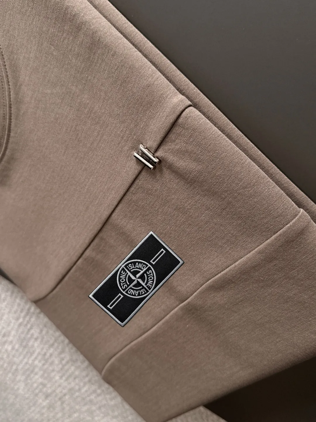 Next day shipment P300 High version Stone lsland/Stone Island 25ss spring and summer new high-end T-shirt Made with machines imported from Italy. Truly the most luxurious and high-quality style that you can wear with your eyes closed. Heavy combed fabrics. High-strength and heavy-weight fabrics feel substantial when weighed. The upper body is more textured than ordinary T-shirts and is not easy to deform. This texture can cope with the weather, absorb sweat and breathable, and is suitable for both hot and cold conditions! Perfectly produced with reference to the original stitch and stitch! The loose fit design is super noble. Custom-woven signature ribbed collar, cuffs, and hem. Really rare and rare goods Size: M-XXXL